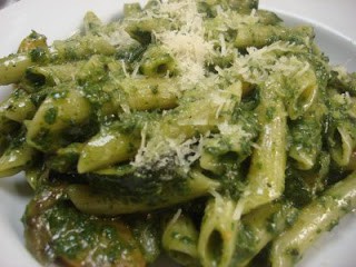 Massa Penne com Frango e Molho Pesto .
